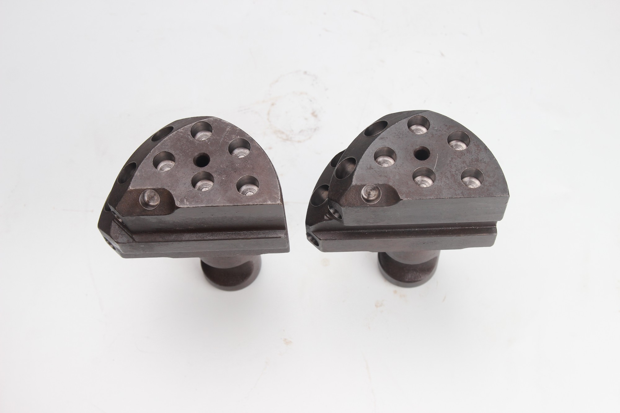 米數(shù)多潛孔鉆頭 提供高中低風壓潛孔鉆頭 潛孔沖擊器 等優(yōu)質(zhì)采掘鉆具